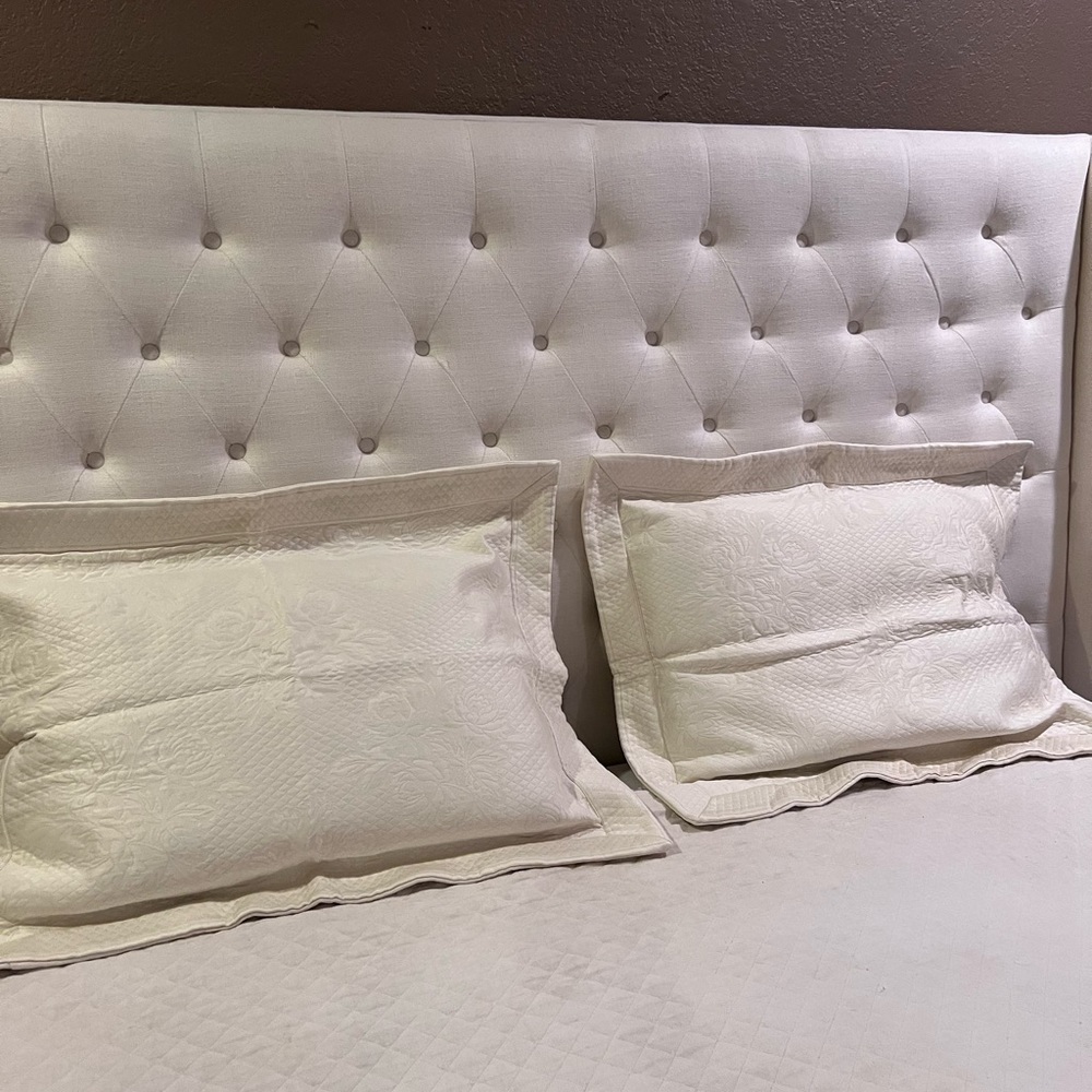 Set of 2 Jacquard  matelasse 480 thread count standard pillow shams.